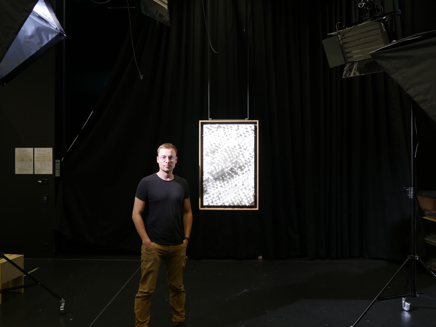 Michael Altmann, ganzfigurig im Studio