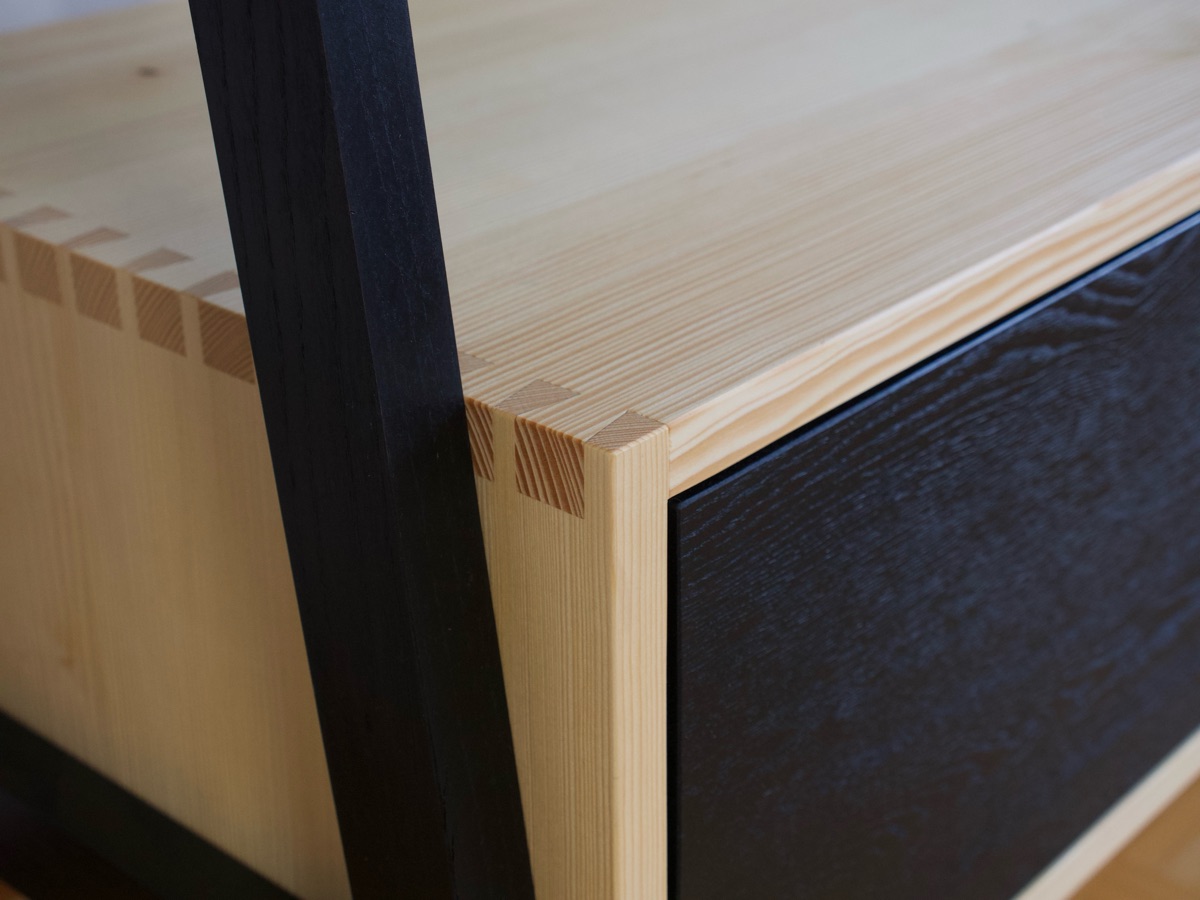 Detail der gebauten Garderobe mit Zinkenverbindung