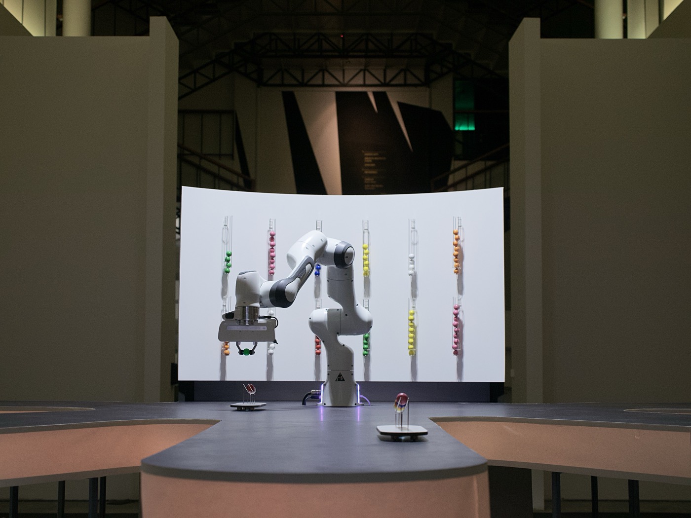 Roboterarm präsentiert einen isolierten Nährstoff