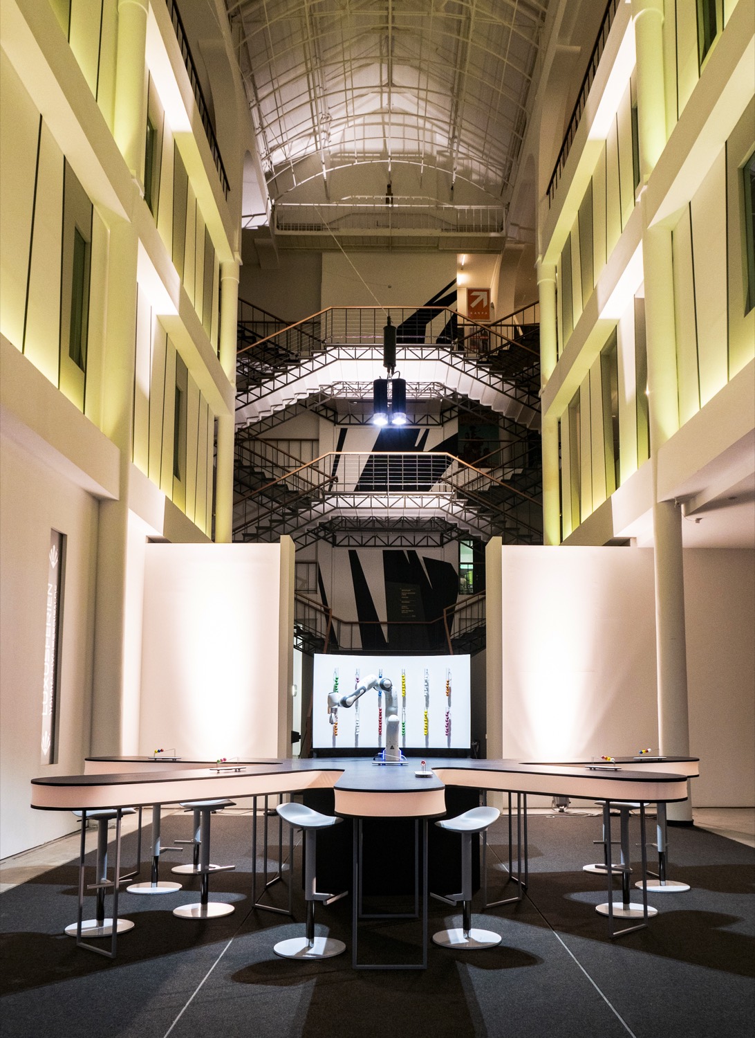 Der gebaute Club im hohen Atrium der Intecta in Halle