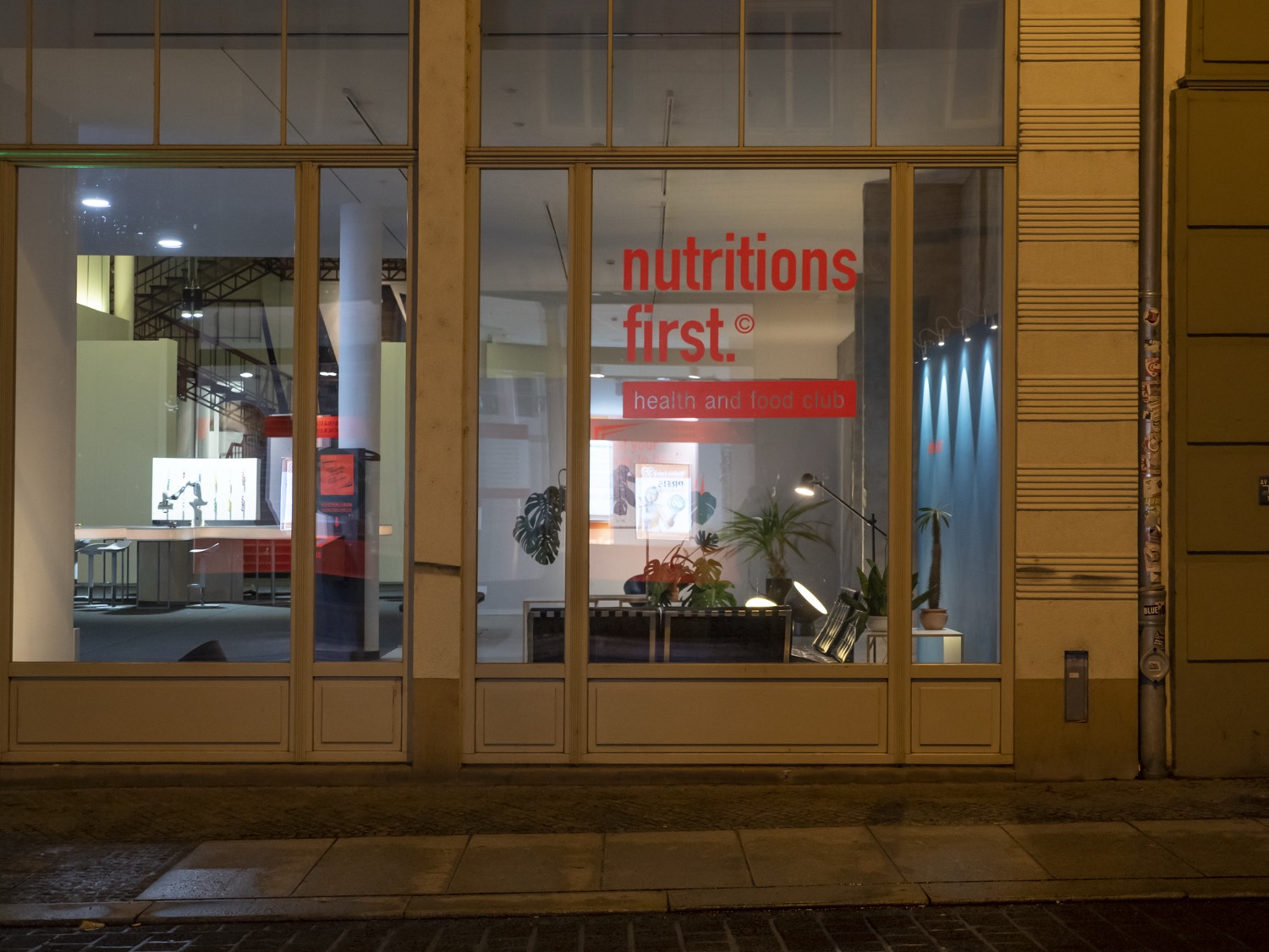 Der beleuchtete Club bei Nacht