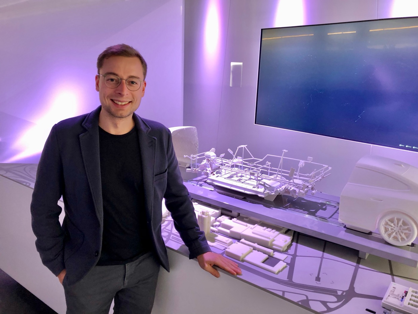 Michael Altmann mit einem 3D-gedruckten Modell der E/E-Architektur im Schulungsraum